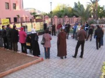 الكاتبة العامة لرئاسة جامعة القاضي عياض تقوم بتصوير الموظفين بكاميرتها الخاصة