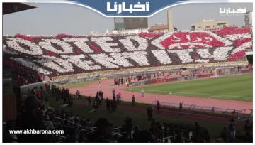 تيفوهات عالمية للجماهير الودادية في ديربي البيضاء تحكي عن تاريخ الفريق الأحمر