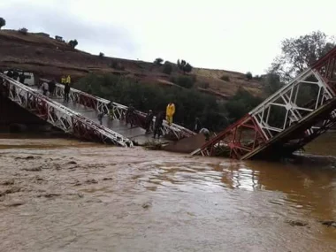 بالصور .. السيول تعزل جماعات قروية بأعالي جبال أزيلال والقنطرة المنهارة تزيد من معاناة  الساكنة
