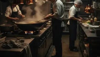 عامل يضع رأسه في زيت مغلي داخل مطعم أمريكي في واقعة صادمة