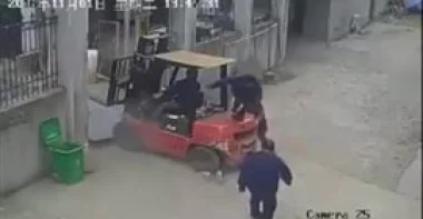 بالفيديو.. لحظة دهس سائق رافعة لامرأة