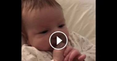 بالفيديو.. مليون مشاهدة لرضيع عمره شهرين يقول «HELLO»