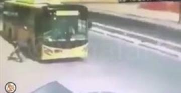 بالفيديو.. لحظة اعتداء مراهقين على سائق حافلة ورجمه بالحجارة