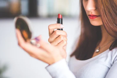 معلومات هامة جدا عن صلاحية مواد و أدوات التجميل