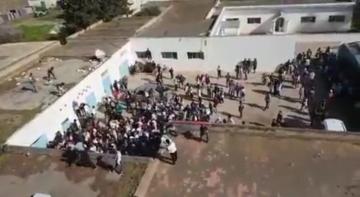 تلاميذ يقتحمون مقر جماعة الصخيرات و يصعدون فوق سطحها