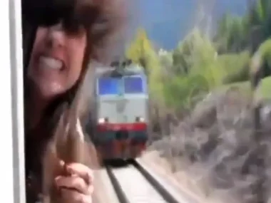 فتاة كاد أن يفصل رأسها قطار بسبب صورة (فيديو)