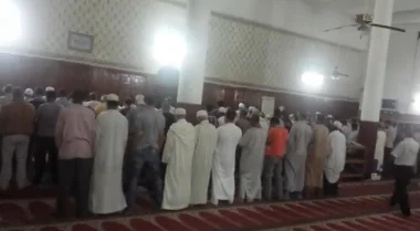 فضيحة : صلاة المغرب بإمامين باحد مساجد البيضاء‏