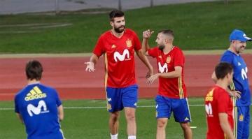 جماهير غاضبة تهاجم بيكيه خلال تدريب إسبانيا