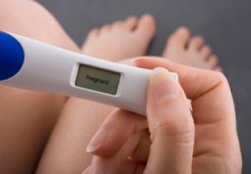 تشكين في أنك حامل ؟ هذا أفضل توقيت لإجراء اختبار حمل بالمنزل