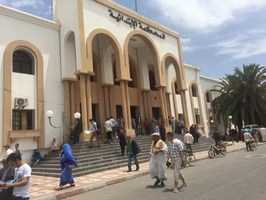 المحكمة الابتدائية تقرر تأجيل النظر في ملف تزوير عقود ووثائق محلات تجارية بسوق الأحد بأكادير