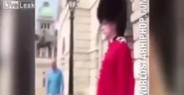بالفيديو.. حارس قصر ملكة بريطانيا يصفع رجلا بسبب رقصة