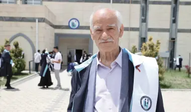 في سن الـ75.. متقاعد تركي يعود إلى مقاعد الدراسة وينال شهادته الجامعية