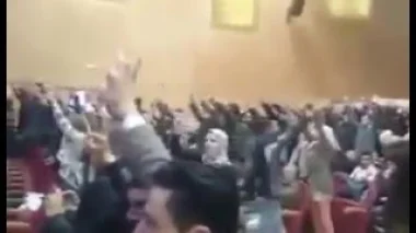 وجدة: الأساتذة المتدربون يحاصرون بنكيران رافعين "الأصفار" في وجهه