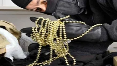هذه هي الحيلة التي استعملها لص لسرقة مجوهرات بقيمة 5،5 ملايين أورو أمام صاحب متجر بباريس