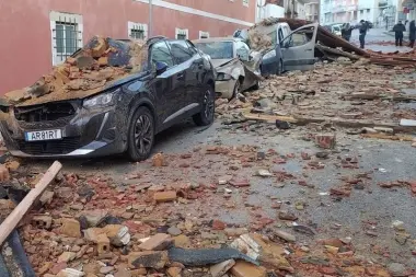 تجنبا لسقوط المزيد من الضحايا .. البرتغال في حالة تأهب مع وصول عاصفة جديدة واستمرار الفيضانات وانقطاع الكهرباء