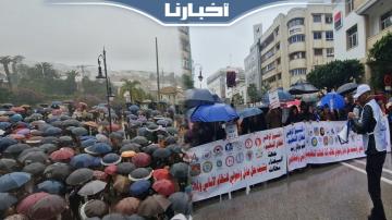 الأساتذة يجوبون شوارع طنحة في مسيرة حاشدة رغم الأمطار