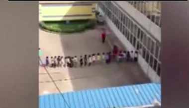 بالفيديو: معلم يركل الأطفال في حضانة بالصين
