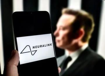 امرأة مشلولة تتحكم في الكمبيوتر بعقلها فقط بعد زراعة شريحة من Neuralink