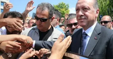 لم يجد مكاناً ينام فيه.. متشرد تركي يتعمد إهانة الرئيس أردوغان ليدخل السجن