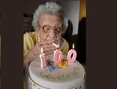 دخنت نصف مليون سيجارة وتحتفل بميلادها الـ100