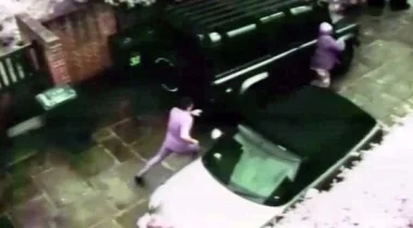 بالفيديو: طفل يرهب لصوصاً هاجموا والدته بهدف السرقة