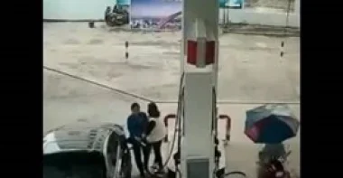 بالفيديو.. لص بدراجة نارية  سرق حقيبة فتاة فلقي جزاءه أثناء فراره
