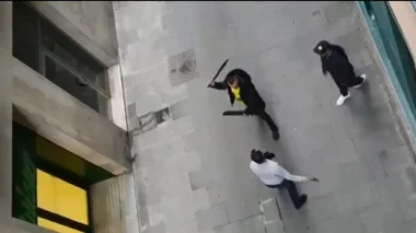 معركة خطيرة بالسيوف والسكاكين بين مغربي وجزائري في برشلونة وهذا هو السبب!!