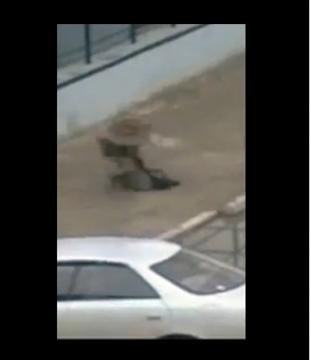 شاهد ما وقع لرجل أراد سرقة غطاء بالوعة