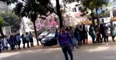 بالفيديو.. وقوف 8000 شخص في طابور لوظيفة واحدة