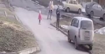 سقوط طفلة في بالوعة مجاري بسبب انشغال الأم بالهاتف(فيديو)