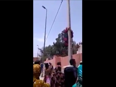 بسبب الحكرة...سيدة حامل تحاول الانتحار من أعلى عمود كهربائي (فيديو)