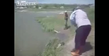 بالفيديو.. أغرب طريقة لاصطياد الأسماك