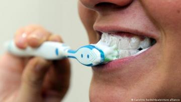 تنظيف الأسنان أثناء الاستحمام لا يخلو من مخاطر