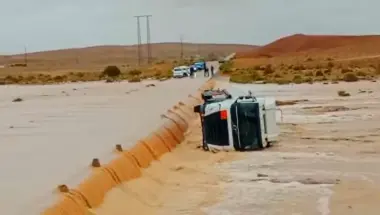 سيول عارمة تجرف شاحنة محروقات بإقليم الرشيدية وعمل بطولي وراء إنقاذ السائق ومرافقه (فيديو)