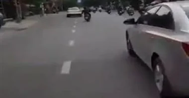 بالفيديو.. لحظة اعتداء شاب على المارة والسيارات في الشارع