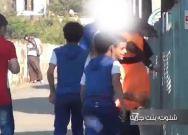 فتاة تركل شابا يتحرش بها