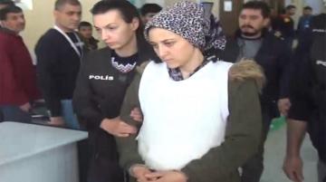 فيديو مروع.. شابة تركية تقتل شقيق زوجها رميا بالرصاص في الشارع العام "غسلا لشرفها"
