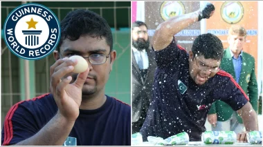 بالفيديو: باكستاني يسحق 29 علبة شراب بيده في 30 ثانية