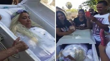 في حفل غريب..امرأة تمضي ساعات في نعش لتتمرن على جنازتها