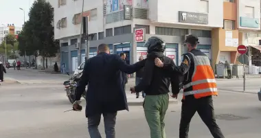 بعد حادث اصطدام الشرطي.. الأمن يتصدى بحزم لمقتحمي خط “الباصواي” الخارجين عن القانون