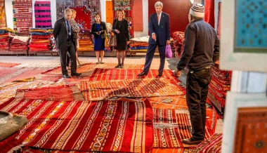 هذا هو رد السفارة الأمريكية بخصوص حمل جون كيري كيسا بلاستيكيا بمراكش