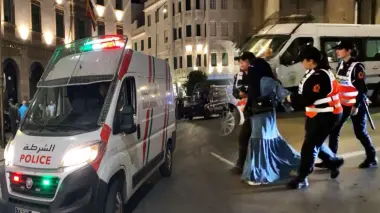 اعتقالات ومطاردات.. الفوضى تدفع أمن تطوان إلى تفريق وقفة احتجاجية بساحة مولاي المهدي