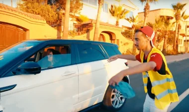 بالفيديو : الكوميدي "شهاب" يقصف بالثقيل الفتيات "الطماعات" عبر "بارودي"  ساخر لأغنية سعد المجرد "نجيبك"