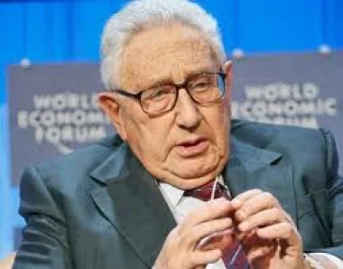 كِيسنجر: حَربُ سوريا مذهبية ورحيل الأسد لَن يَحُلها