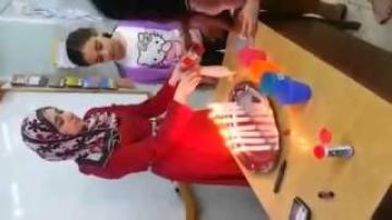 معلمة تشرح درس أركان الاسلام بطريقة عجيبة و جميلة لطالباتها