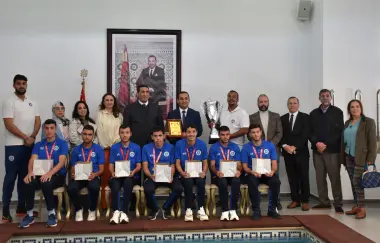 عامل المضيق الفنيدق يكرّم أبطال جمعية الأوائل بعد فوزهم بكأس العرش داخل القاعة