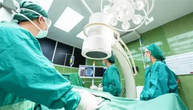 مأساة في غرفة العمليات: طبيب يلفظ أنفاسه أثناء إنقاذ مريضه