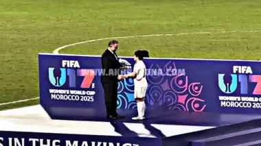 لقجع والوزير برادة يسلمان لاعبات منتخب كوريا الشمالية جوائز البطولة