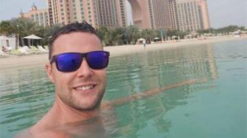 بريطاني يواجه الحبس ثلاث سنوات بعد "وضعه يده على مؤخرة رجل" خطأ