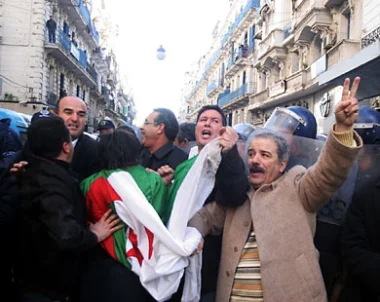 تمسك بمسيرة في الجزائر رغم المنع  